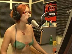 Скайлар Вокс на радиостудии случайно показала грудь ведущему